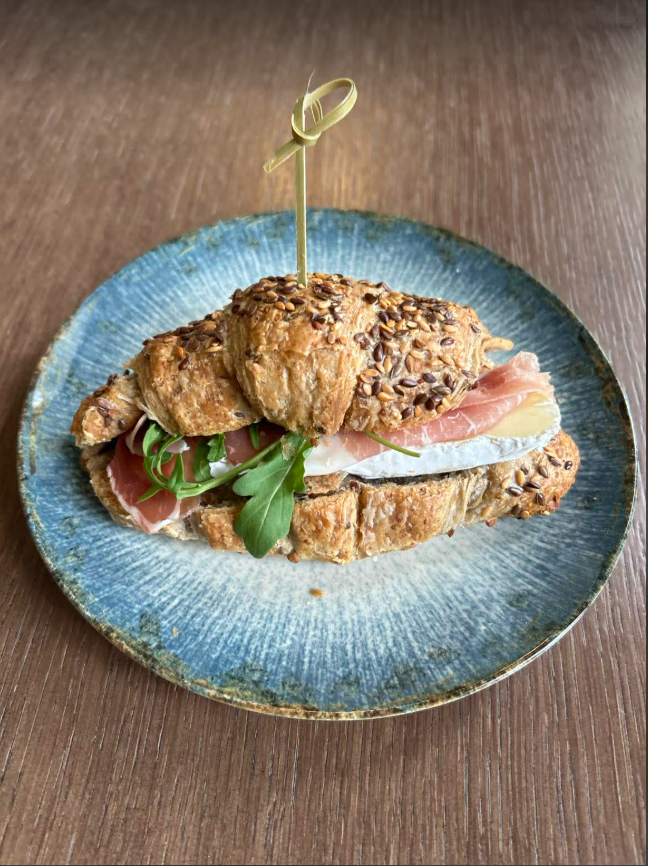 Croissant z szynką i serem / Ham and cheese croissant