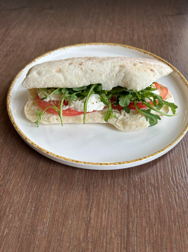 Ciabatta z mozzarellą i pomidorem / Ciabatta with mozzarella and tomato