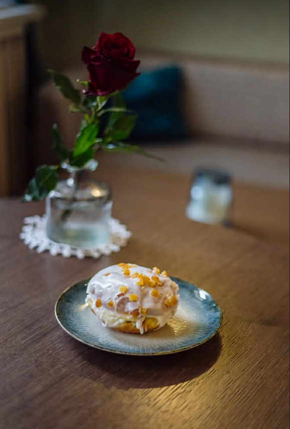 Pączek z lukrem i skórką pomarańczową / Doughnut with icing and orange peel