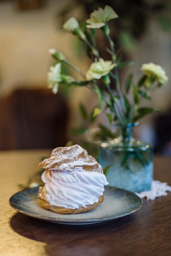 Ptyś z kremem / Cream puff
