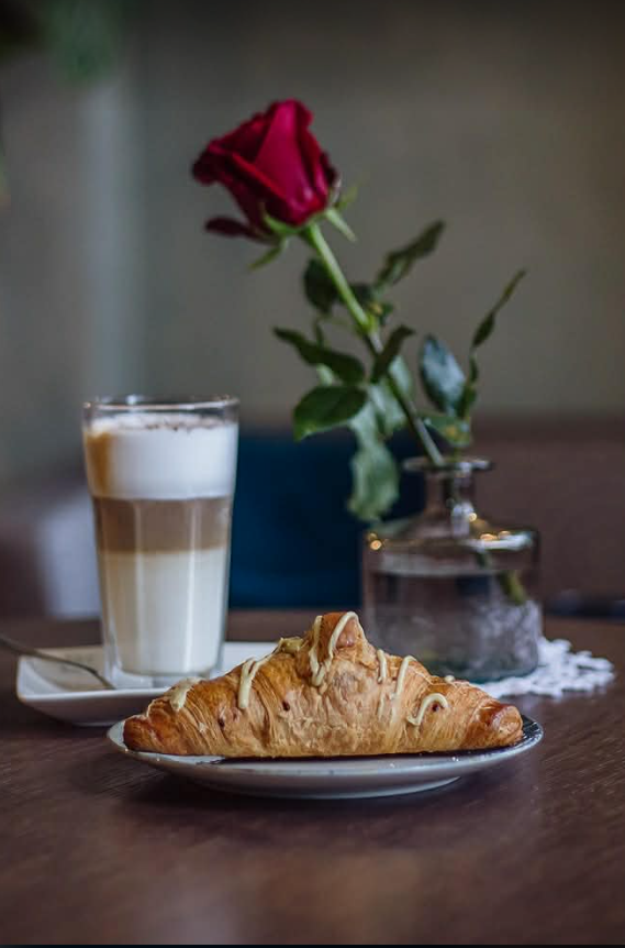 Latte i croissant / Latte and croissant